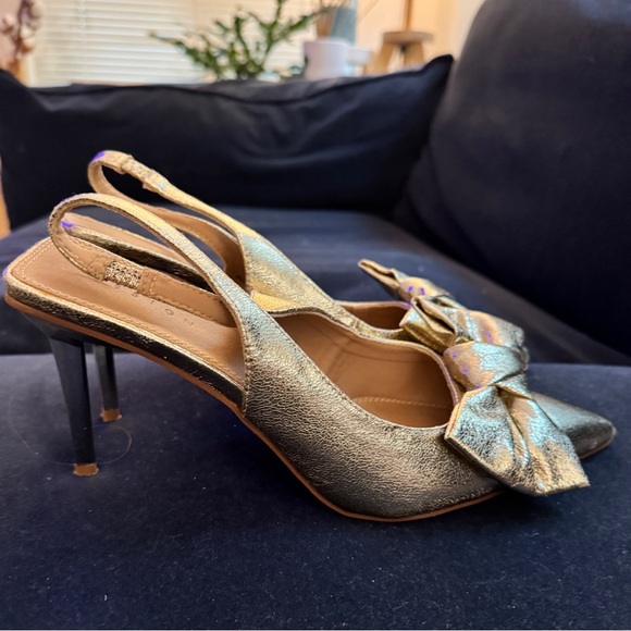 ‼️Fall Sale‼️ Gold bow heels - Picture 2 of 5